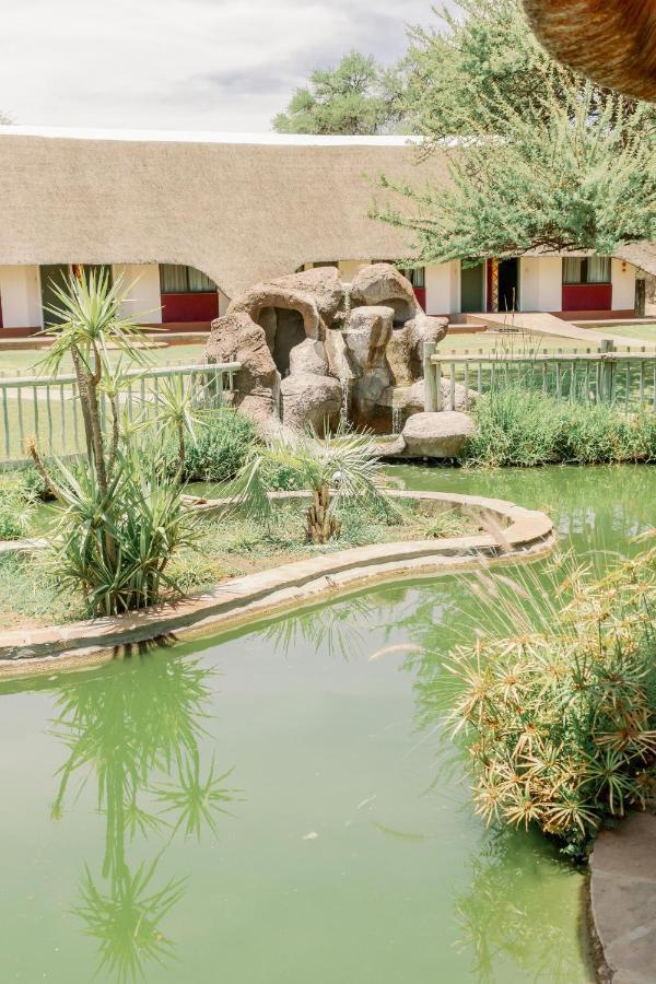 Okahandja Country Hotel Extérieur photo